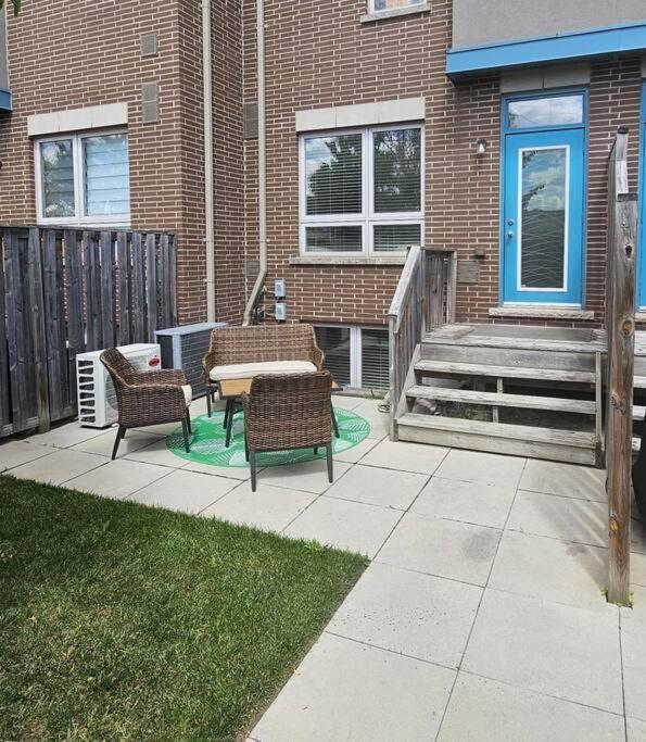 Entire 2 Bedroom Townhouse In Toronto! Exterior photo